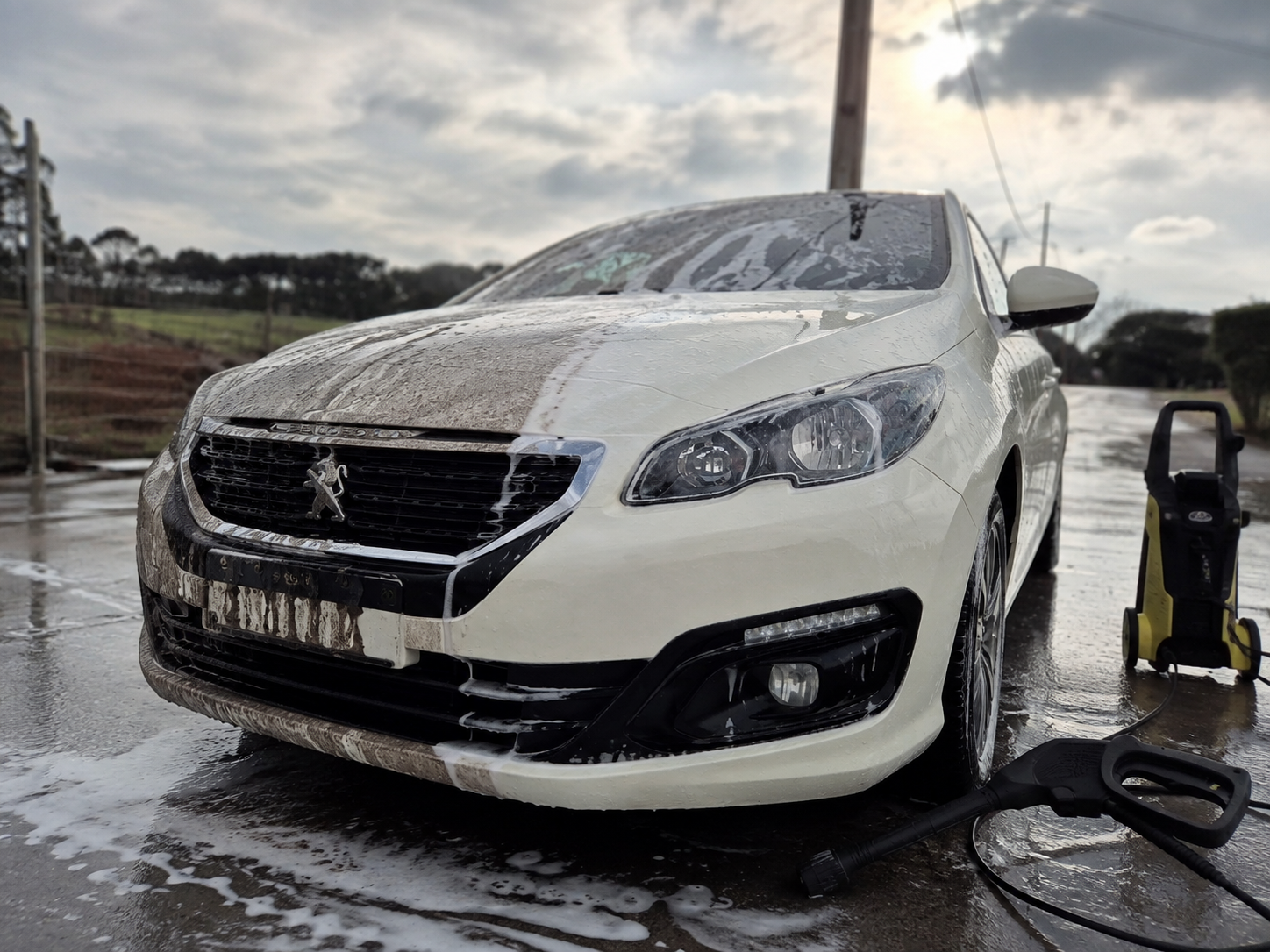 Estética automotiva no Novo Mundo, Curitiba — carro com brilho após lavagem detalhada pela Murilo Detail
