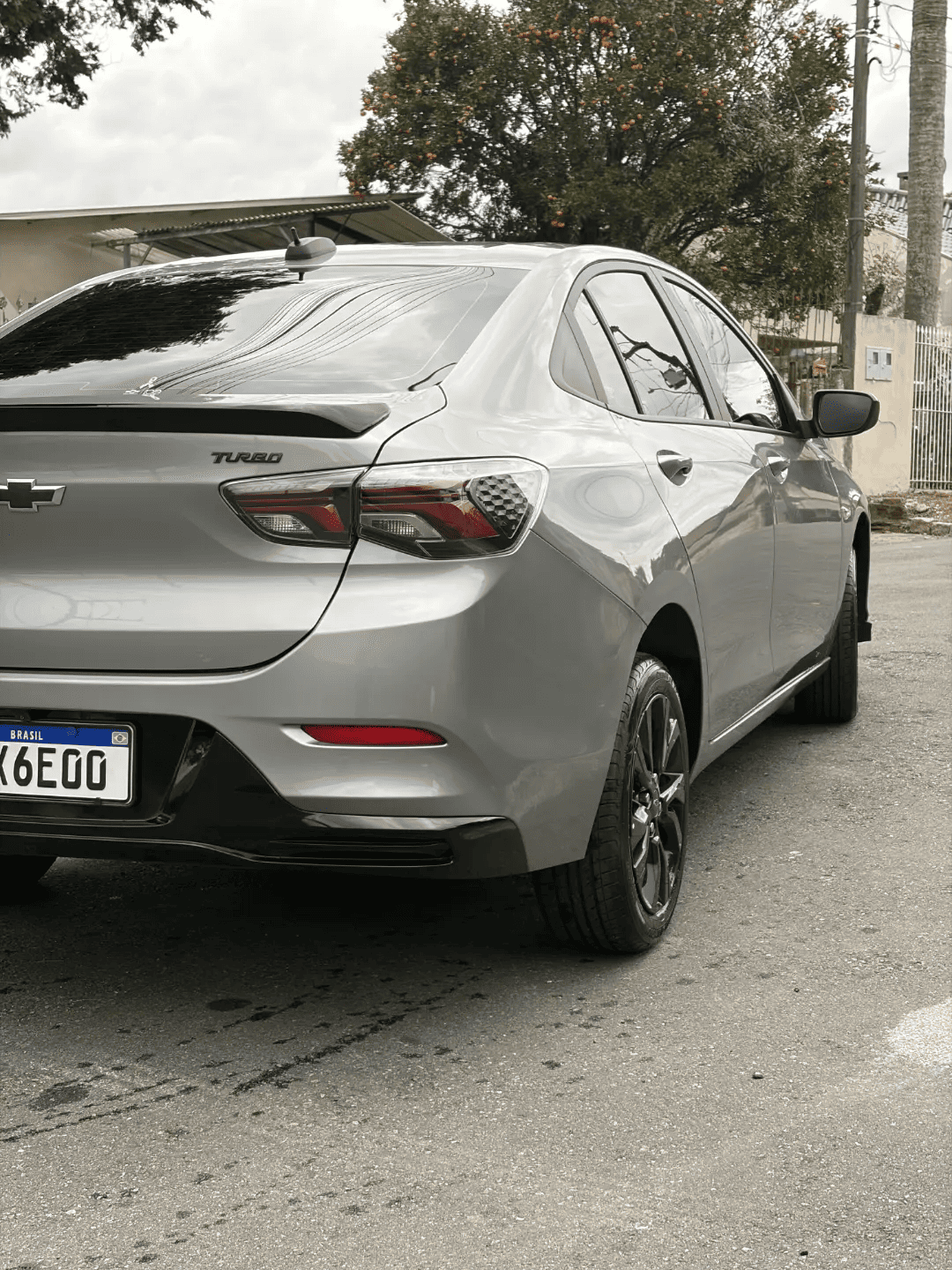 Antes e depois — Vista traseira (Onix)
